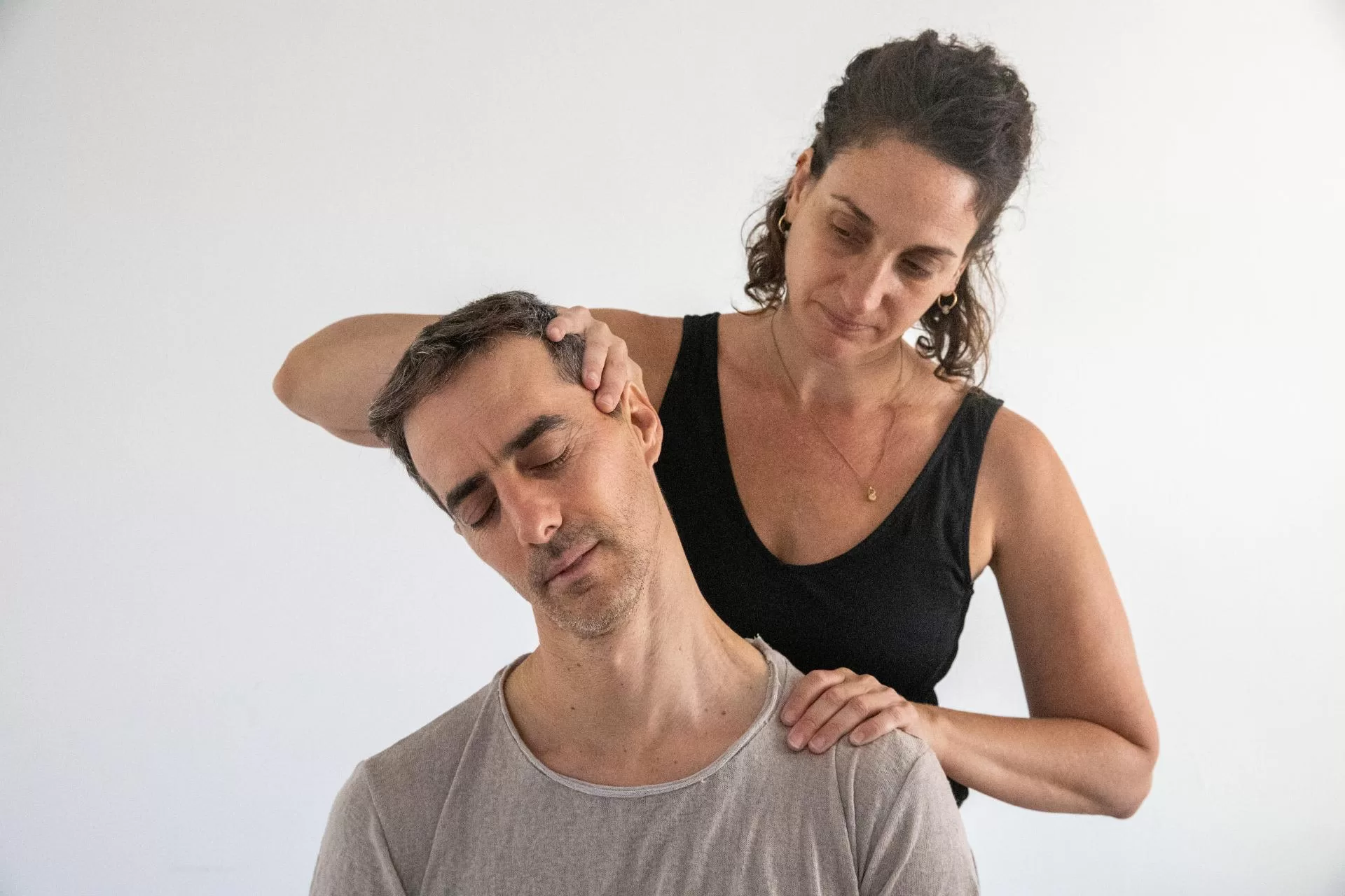 מיכל מילינר מטפלת במטופל — עבודת גוף קשובה